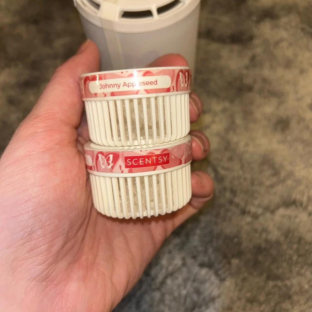 Scentsy Go Solid White Portable Diffuser With Pods